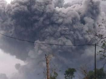 Letusan gunung berapi Semeru Indonesia maut 14; berpuluh-puluh cedera